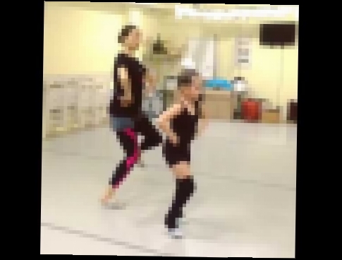 Видеоклип на песню Учат в школе - Настя учит танец, хореограф Чекмазова Ольга, школа танца Remix.