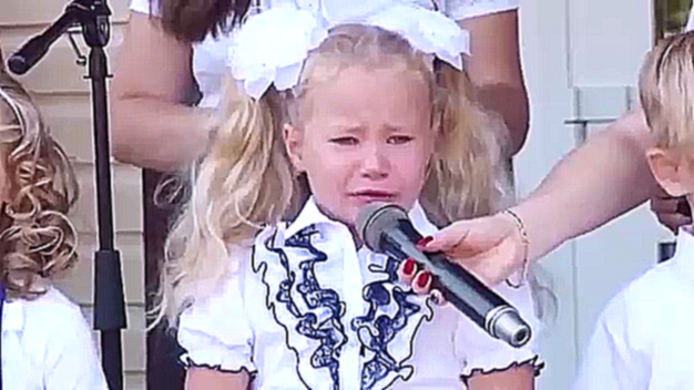 Видеоклип на песню Девочка - Школьница расплакалась, читая стихи на линейке