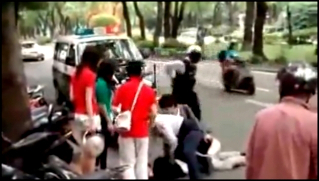 Видеоклип на песню Я ходячая котострофа (отрывок) - Безглазая китайская полиция