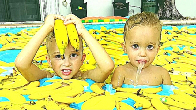 Видеоклип на песню Зарубежная песня - Веселые дети бассейн с бананами! Детские песни для детей
