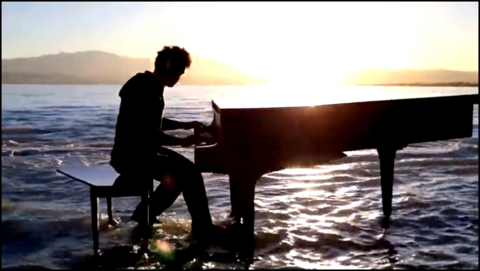 Клип играют на пианино. Пианино у моря. Пианист на природе. Пианино на берегу моря. Рояль и море.