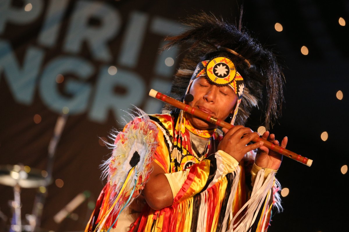 Индеец играет музыку. Этно музыкант. Музыкальные инструменты индейцев Перу. Этно стиль в Музыке. Индейцы музыканты.
