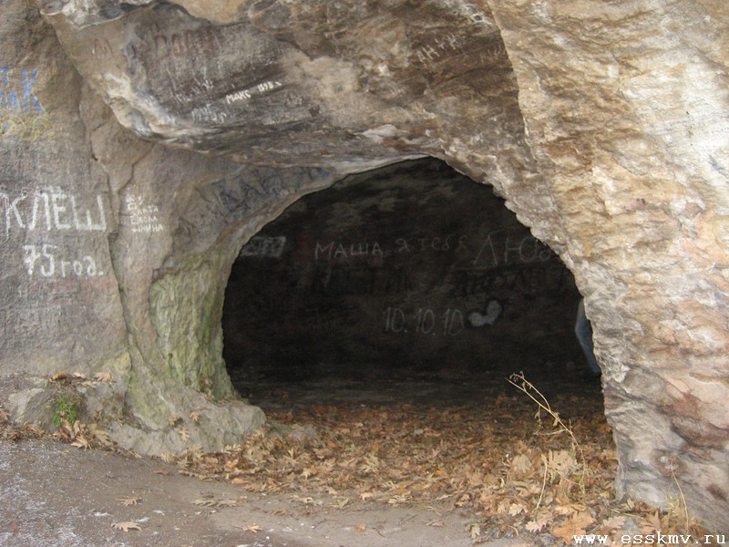 Грот ул юности 2 стр 11. Грузия пещера Дзудзуана. Пещера жилище первобытного человека. Пещера первобытного человека снаружи. Грот древнего человека Пермь.