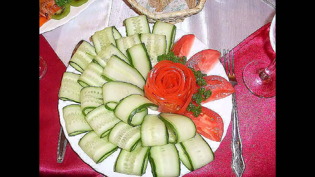 Нарезки огурцов и помидоров на стол. Овощная нарезка. Красивая нарезка овощей на стол. Нарезка овощей красиво на праздничный стол. Красивые овощные нарезки.