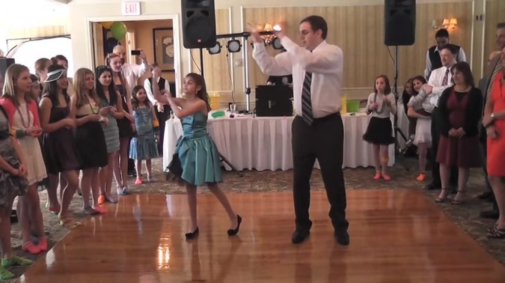 Дочери танца. Зажигательный танец папы с дочкой. Танец отца и дочери на свадьбе.