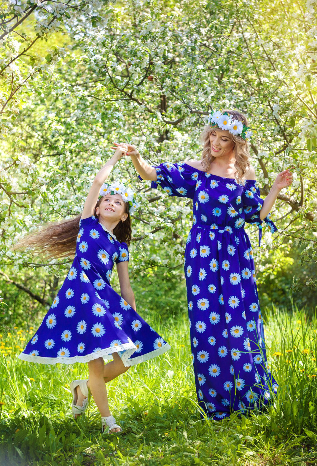 Танец мамы и дочери. Мама и дочка с платьем. Платье мама и дочка одинаковые. Фотосессия в одинаковых платьях. Фотосессия мама и дочка.